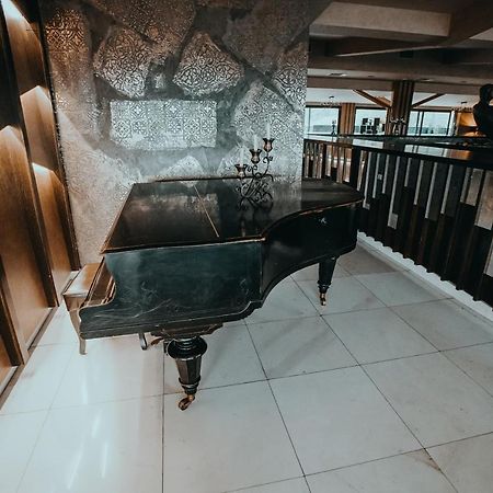 Hotel Sky Gewgelija Zewnętrze zdjęcie Piano at the lobby