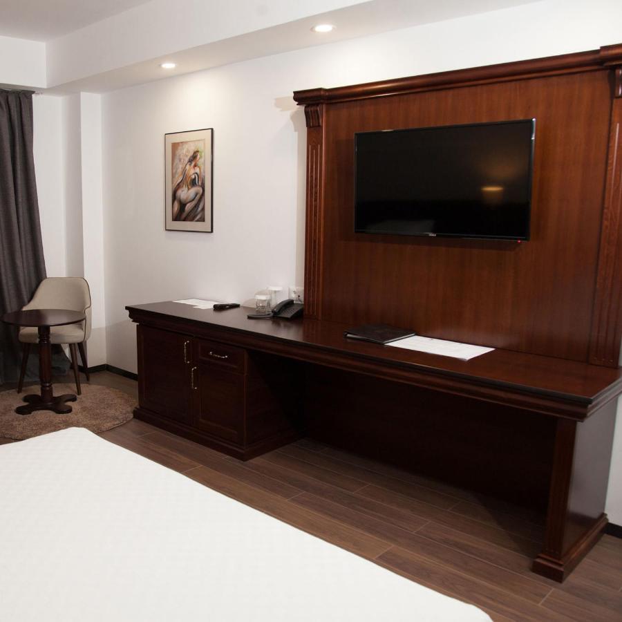 Hotel Sky Gewgelija Zewnętrze zdjęcie A television set in a hotel room