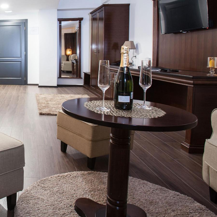 Hotel Sky Gewgelija Zewnętrze zdjęcie A table runner