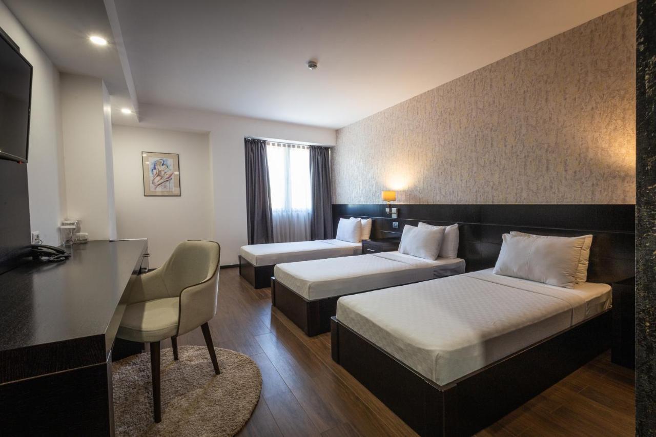 Hotel Sky Gewgelija Zewnętrze zdjęcie A room at the hotel