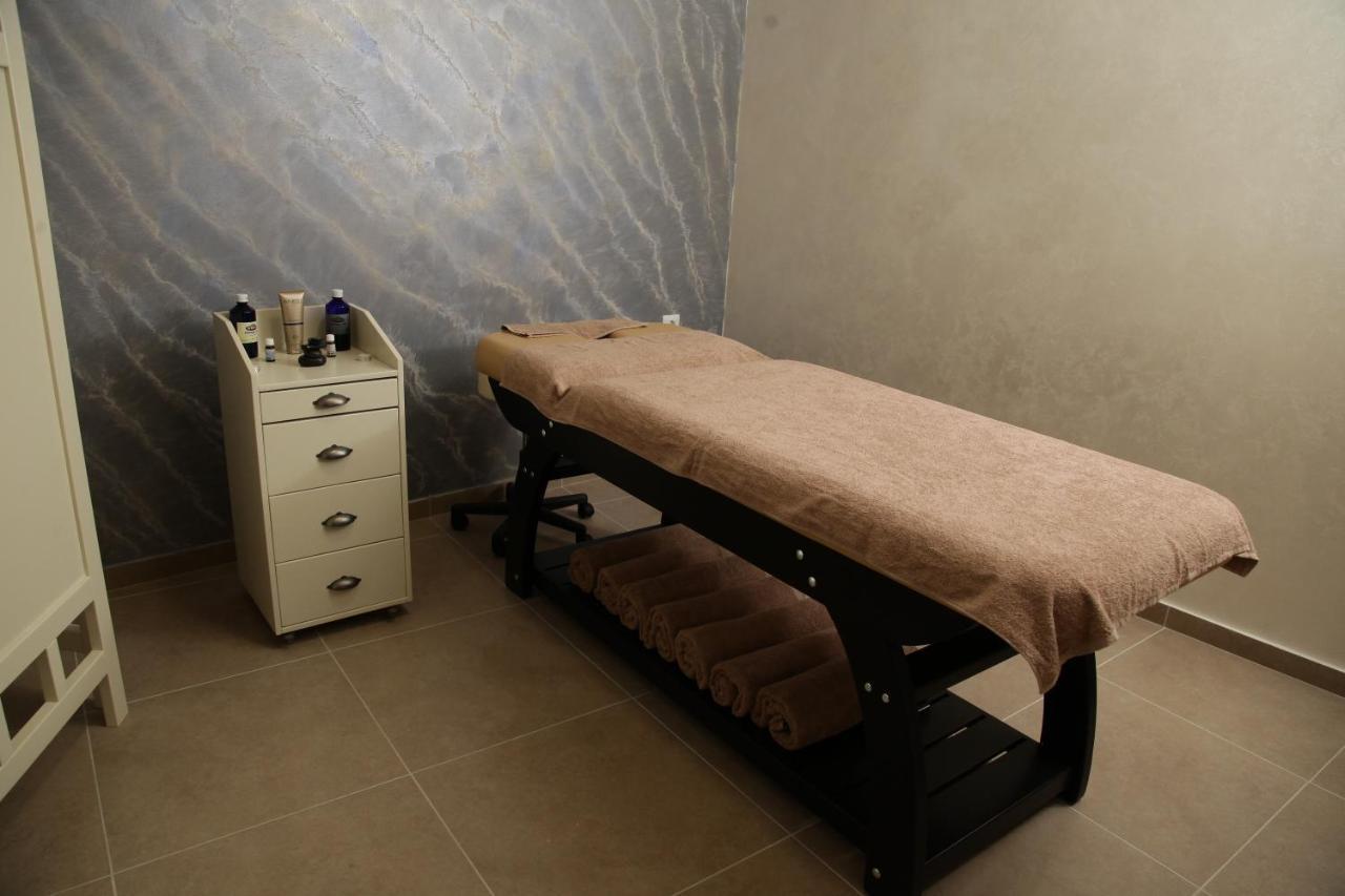 Hotel Sky Gewgelija Zewnętrze zdjęcie Massage table