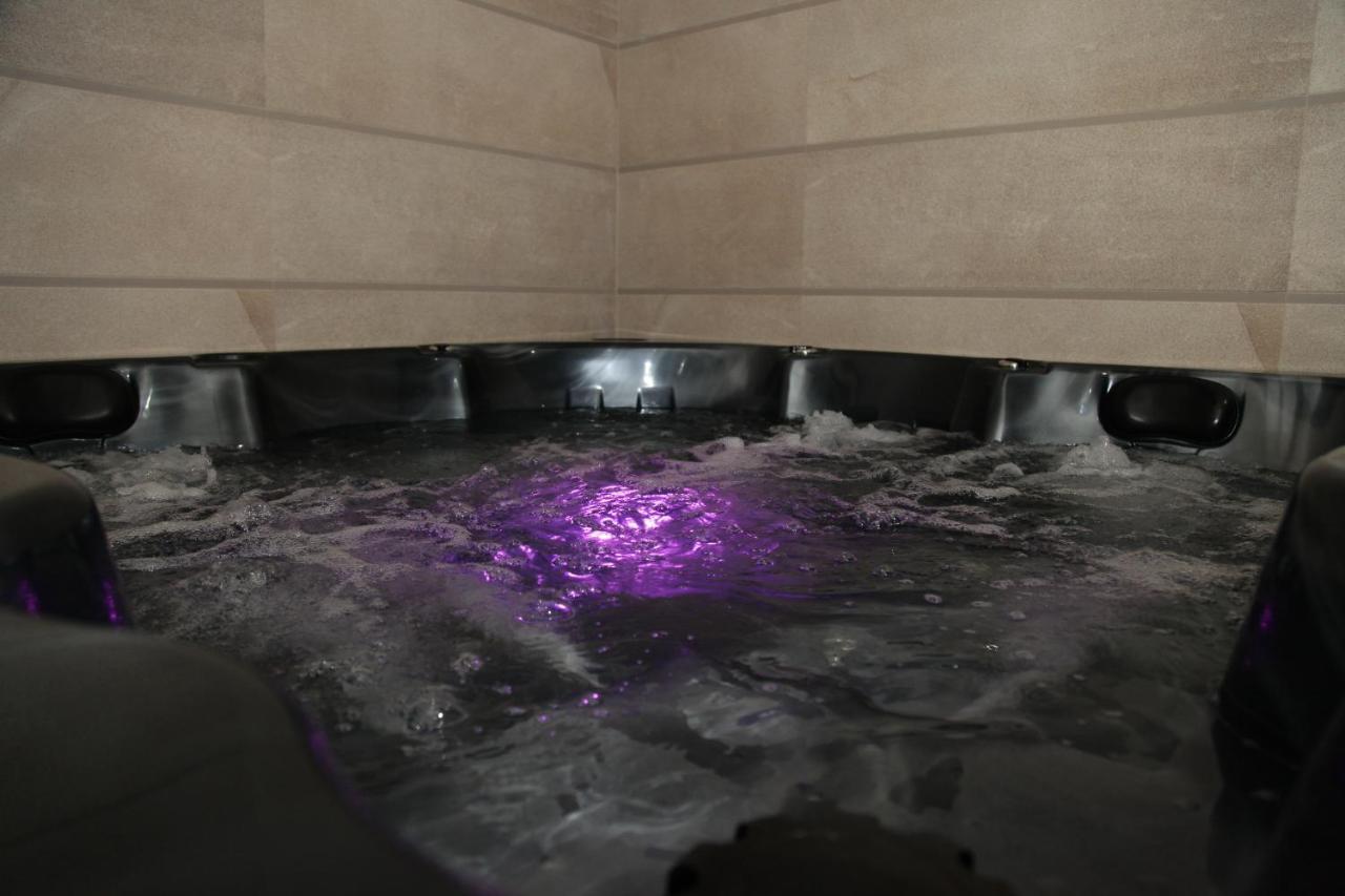 Hotel Sky Gewgelija Zewnętrze zdjęcie A whirlpool bath