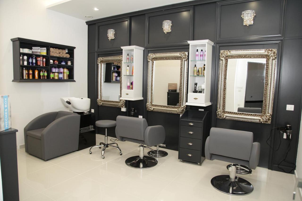 Hotel Sky Gewgelija Zewnętrze zdjęcie A hair salon in the United States