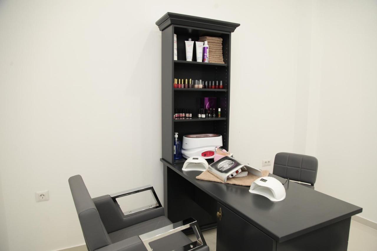 Hotel Sky Gewgelija Zewnętrze zdjęcie A consultation room at a salon
