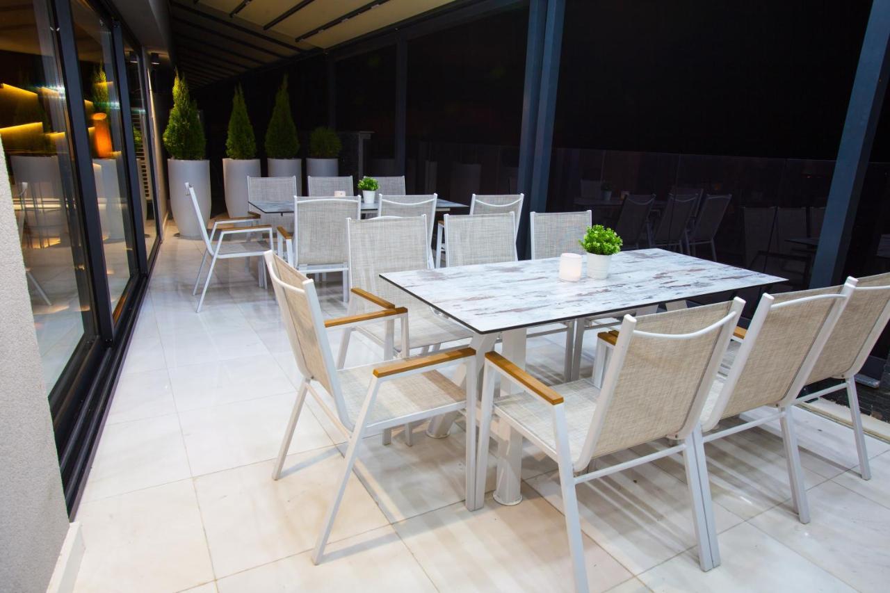 Hotel Sky Gewgelija Zewnętrze zdjęcie A patio set