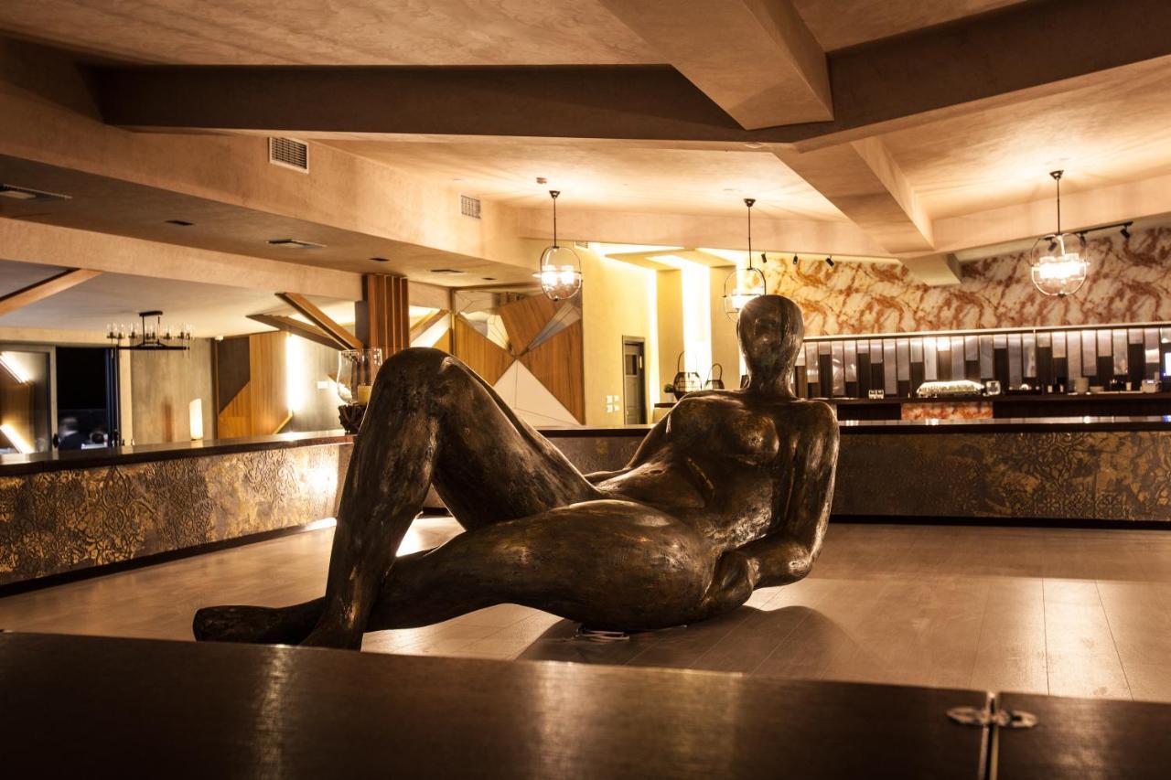Hotel Sky Gewgelija Zewnętrze zdjęcie The sculpture in 2011