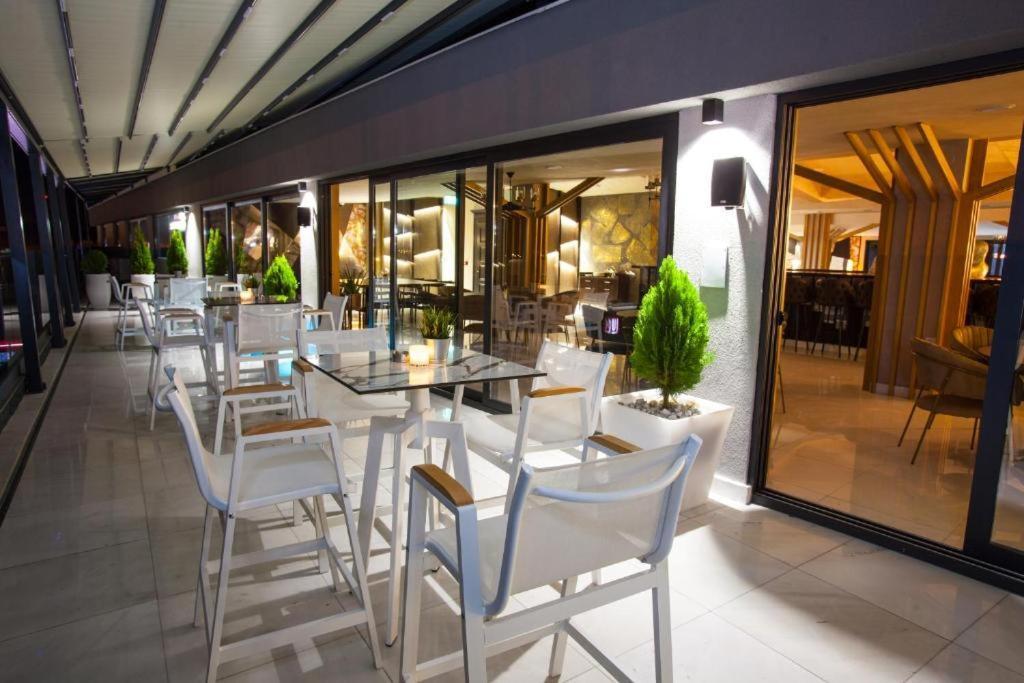 Hotel Sky Gewgelija Zewnętrze zdjęcie Restaurant