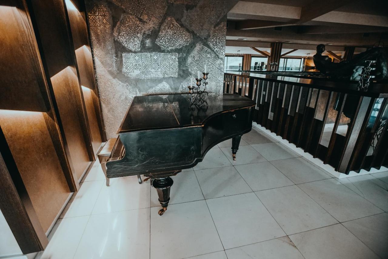 Hotel Sky Gewgelija Zewnętrze zdjęcie Piano at the lobby